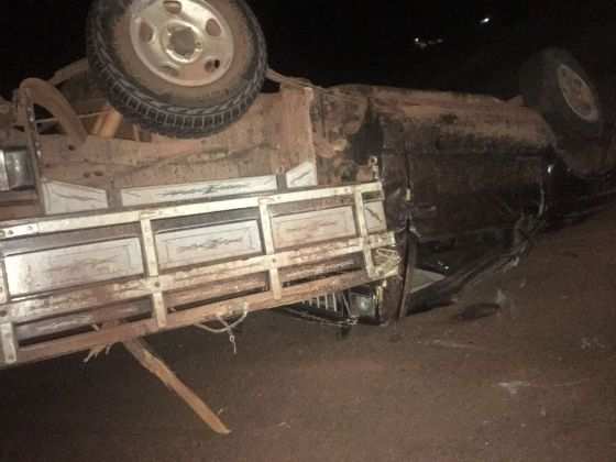 As vítimas foram arremessadas para fora do veículo durante o capotamento.