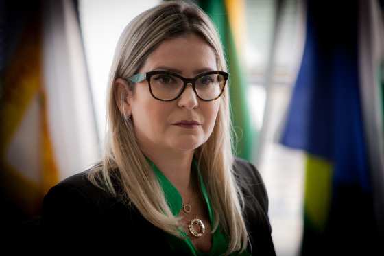 Gabriela Novis Neves é formada em Direito pela Universidade Federal de Mato Grosso (UFMT), é procuradora do Estado desde 2002 e atualmente ocupa o cargo de procuradora-geral adjunta na PGE. 