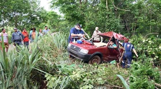 Com a batida o Uno foi parar na lateral da pista e a vítima morreu na hora.