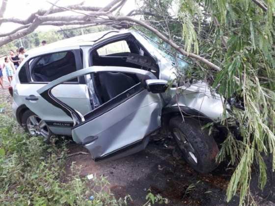 Com o impacto da batida, o carro ficou totalmente destruído.