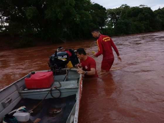 Bombeiros procuram criança que se afogou junto com o pai.