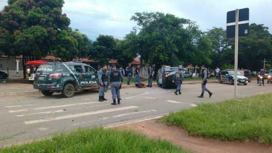 Bandido foi preso em flagrante após fugir da PM, bater em dois carros, depois capotar