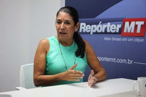 A prefeita de Chapada dos Guimarães,Thelma de Oliveira, na bancada do RepórterMT.