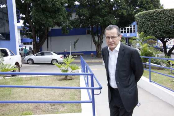 Silval Barbosa rebateu críticas do governador ao deixar o prédio da Controladoria-Geral do Estado, onde presta depoimento sobre fraudes em contratos na sua gestão.