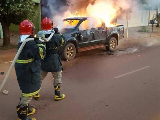 Populares teriam colocado fogo na Toyota Hilux preta do acusado que estava estacionada.