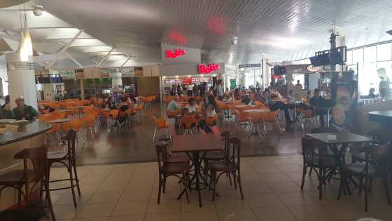 Praça de alimentação do aeroporto: forno de microondas