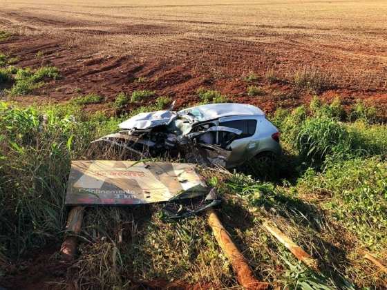 Com o impacto da batida o motorista do Sandero ficou preso às ferragens e morreu no local. Os veículos ficaram destruídos.