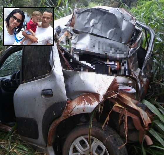 O carro capotou várias vezes, após sair da pista.