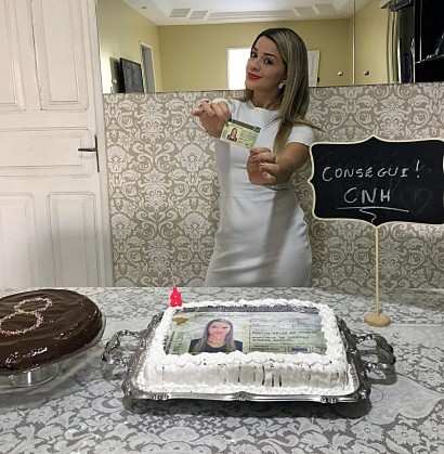 Darlene Soares foi reprovada 8 vezes na baliza de carro e fez festa com 'bolo de CNH' para comemorar quando tirou habilitação, na Paraíba
