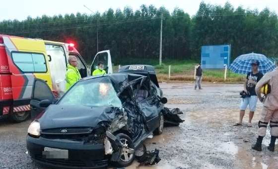 Com o impacto da batida, o motorista do Fiesta ficou preso às ferragens e morreu no local.