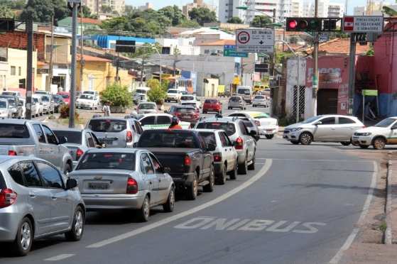 As vias possuem sinalização horizontal e também vertical, com placas indicando que a faixa é exclusiva para ônibus, de segunda a sexta-feira, das 6h às 20h, e aos sábados, das 7h às 14h.