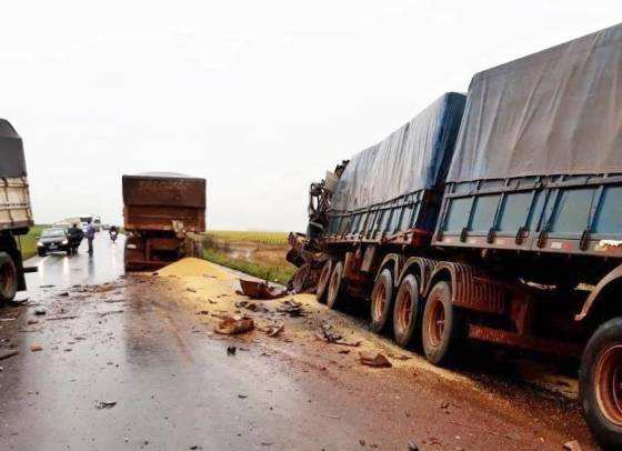 Um motorista morreu e quatro pessoas ficaram feridas no acidente.
