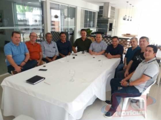 Pedro Taques (PSDB) reuniu várias lideranças durante almoço em sua casa neste sábado.