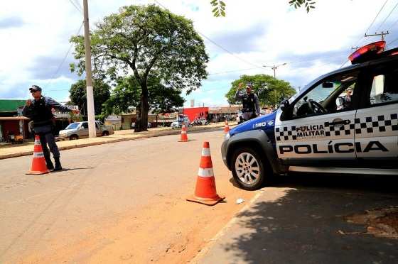 Policiais foram ameaçados por deter a menor que pilotava uma moto.