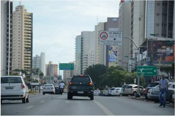 Somente ônibus, táxis, ambulâncias e vans escolares podem transitar pelas faixas exclusivas.