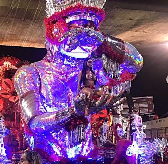 Welly Gomes desfilou na Estácio de Sá neste sábado 
