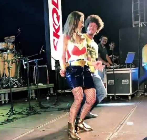Fantasiada de Mulher Maravilha, a parlamentar subiu no palco principal e dançou a música Rabiola, de MC Kevinho, ao lado do apresentador do evento, Venícius Bulhões.