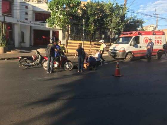 A motociclista sofreu diversas lesões pelo corpo e foi socorrida pelo Samu.