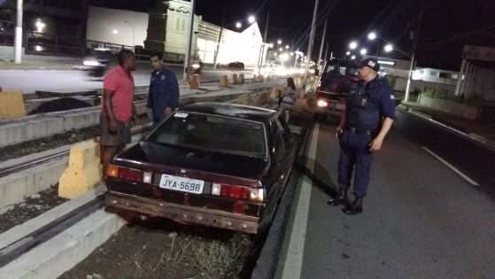 O motorista invadiu o canteiro da FEB e dormiu ao voltante.