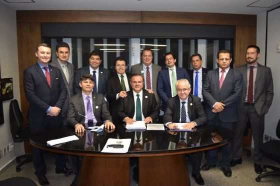 Dos onze parlamentares, seis votaram a favor do senador José Medeiros e quatro em favor do deputado federal Valtenir Pereira.