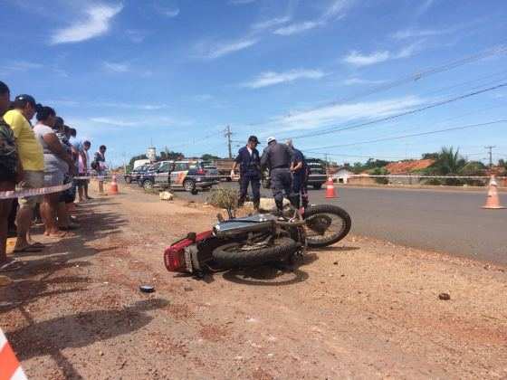 Após bater no carro, o motociclista foi arremessado a metros de distância.