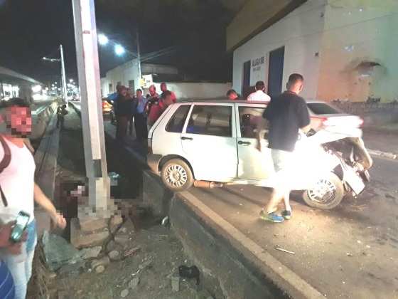 Os corpos caíram dentro da vala do VLT após a batida.