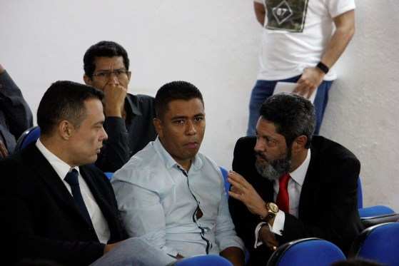 Cabo Gerson Correa com seus advogados no Fórum de Cuiabá