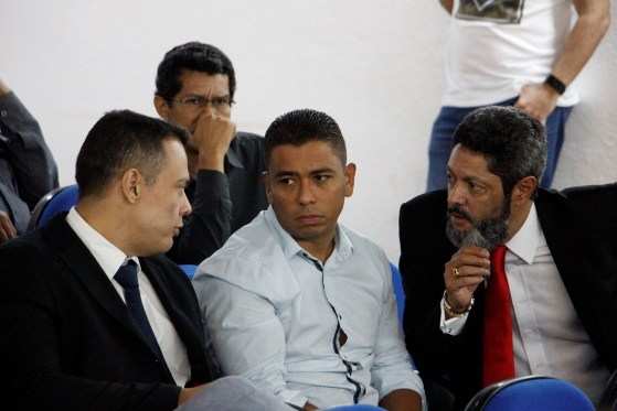 Cabo Gerson com os seus advogados durante depoimento na 11ª Vara  Criminal Militar do Fórum de Cuiabá 