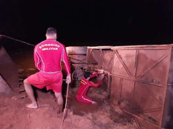 Equipes do Corpo de Bombeiros auxiliaram no socorro às vítimas.