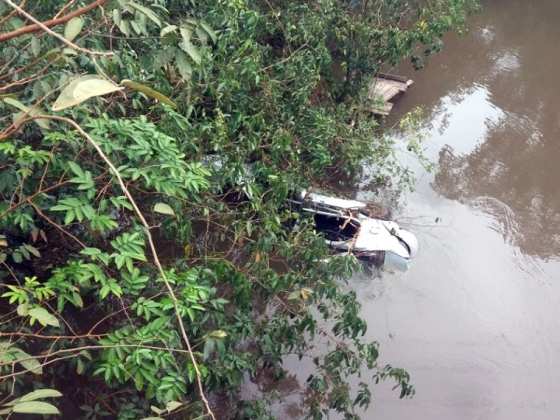 O carro da vítima foi visto por populares no rio.