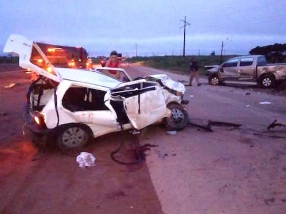 O Uno ficou praticamente destruído. Já a Hilux ficou bastante danificada apenas na parte da frente.