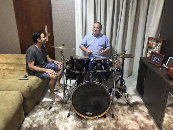 O governador edro Taques postou foto no Facebook aprendendo a tocar bateria.