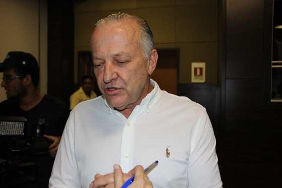 Otaviano Pivetta, candidato a governador na chapa do DEM, teria passado mal devido ao forte calor.
