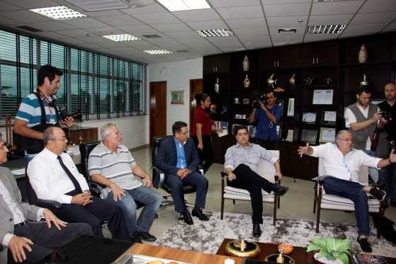 Reunião realizada nesta quinta-feira (4) entre o presidente da Assembleia Legislativa, Eduardo Botelho (DEM), o procurador-geral de Justiça, Mauro Curvo, o prefeito de Cuiabá, Emanuel Pinheiro (MDB), e representantes dos hospitais filantrópicos.