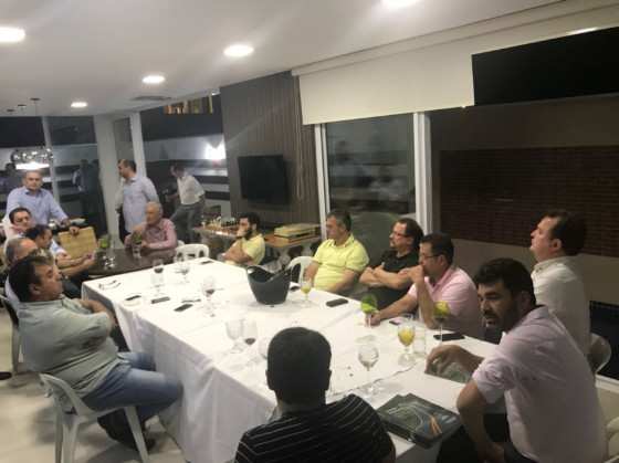 Pedro Taques fez um churrasco para os aliados na noite desta quarta-feira (4).