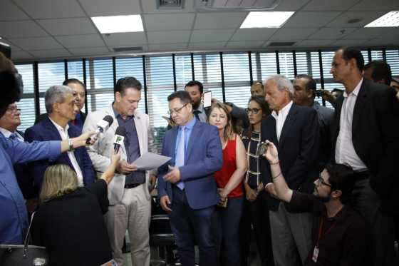 O vice-governador Carlos Fávaro entregou a carta de renúncia ao presidente da Assembleia Legislativa, Eduardo Botelho.