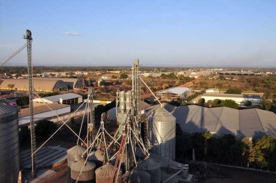 Produção de Mato Grosso vai em quase sua totalidade para fora do país e o Estado sofre com falta de indústrias.