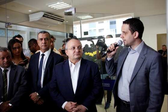 Thiago França, com microfone ao lado de Taques, não cumpriu decreto