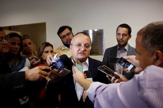 O governador Pedro Taques disse que ainda não tratou do assunto, mas que deve buscar o diálogo com os partidos nas próximas semanas.