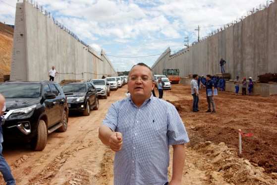 Ex-governador Pedro Taques é acusado de fazer propaganda irregular de seu Governo no período eleitoral.