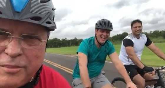 No vídeo, ambos aparecem andando de bicicletas.