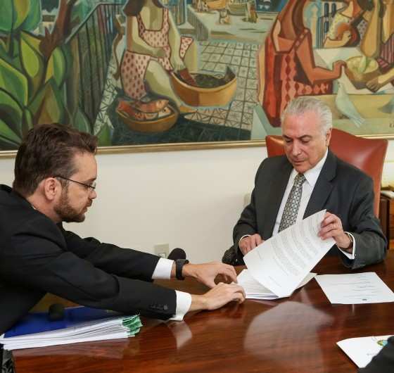 O presidente Michel Temer no momento da assinatura do decreto que regulamenta o uso do FGTS para aquisição de órteses e próteses