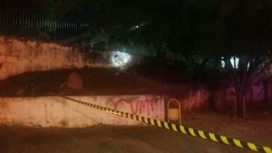 Antes da explosão, os criminosos picharam o muro com a sigla da facção “CVMT”.