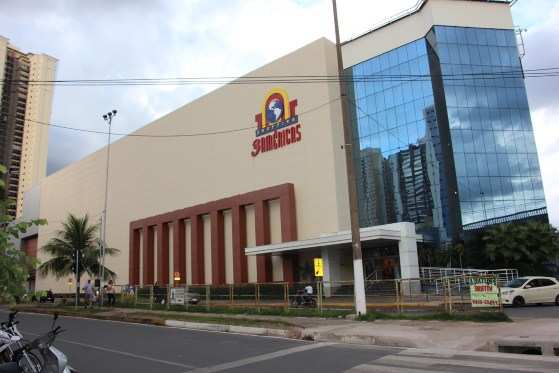 A mulher furtou três lojas do Shopping Três Américas.