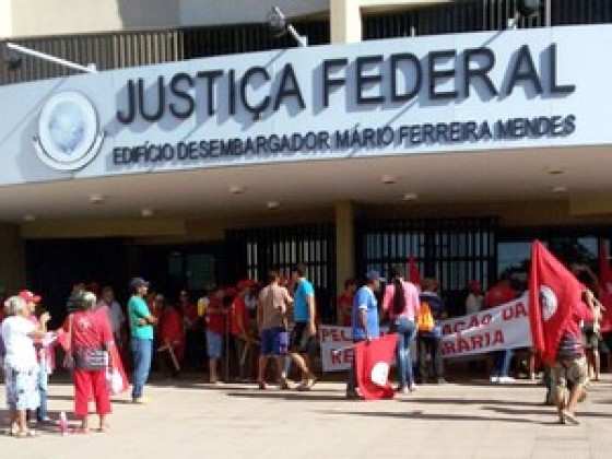 Os membros do MST ocupam o estacionamento da Justiça Federal em Mato Grosso desde a quarta-feira (18).
