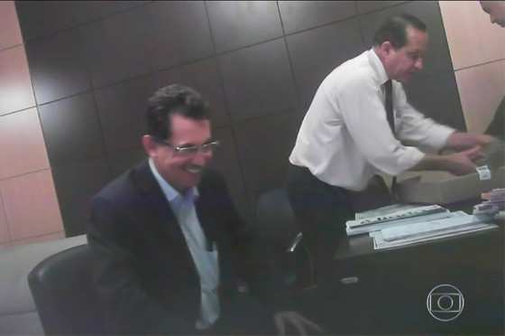 O deputado federal Ezequiel Fonseca e o estadual José Domingos Fraga foram flagrados enchendo uma caixa com dinheiro de suposta propina de Silval.