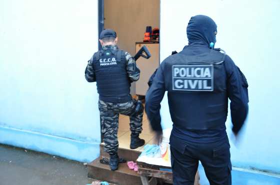 Os mandados de busca e apreensão estão sendo cumpridos em vários bairros de Cuiabá.