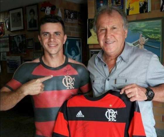 Torcedor de Joinville tatua camisa do Flamengo em tamanho real.