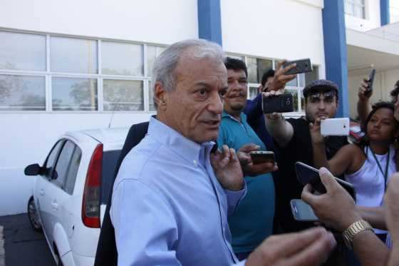 Eduardo Moura, ex-presidente da Ager foi à Defaz entregar o celular para investigação.