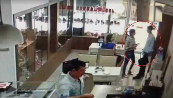O casal de criminosos se disfarçou de clientes para cometer o assalto.